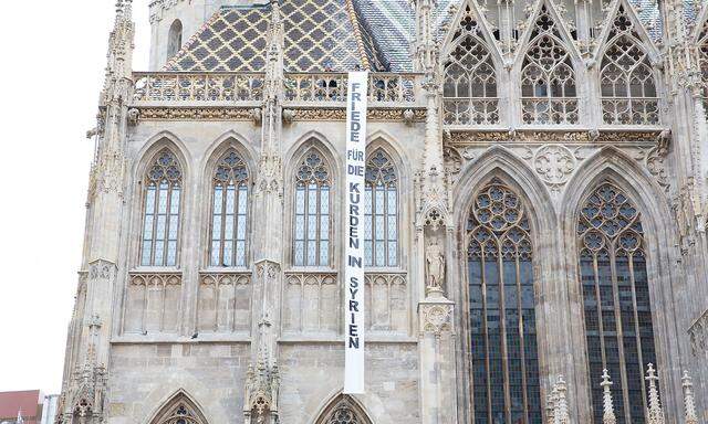 Protest mit einem Transparent am Wiener Stephansdom