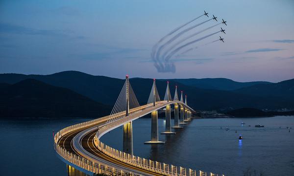 Feuerwerke und Festlichkeiten gab es am Eröffnungstag.  Tagsüber war die Brücke auch für schaulustige Fußgänger geöffnet.