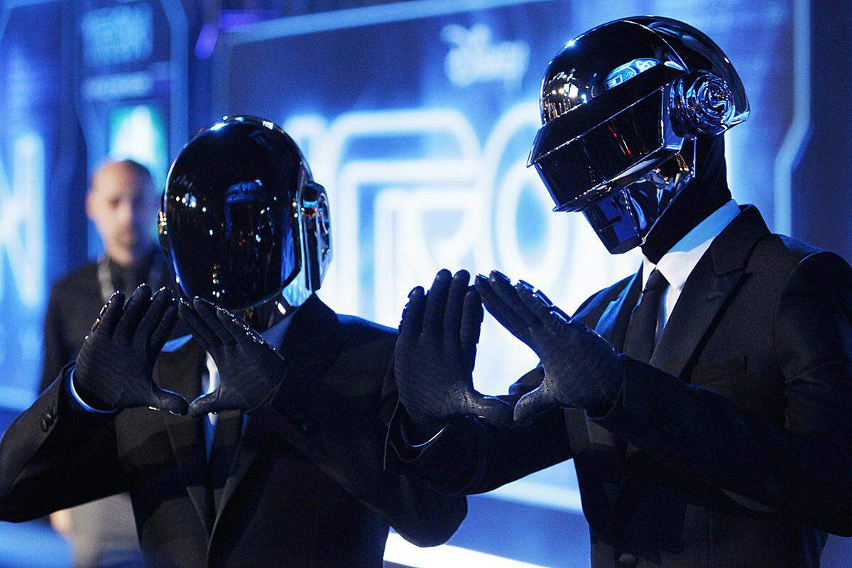 Hinter dem äußerst erfolgreichen Elektronik-Projekt Daft Punk stecken bekanntlich Guy-Manuel de Homem-Christo und Thomas Bangalter. Im Mai veröffentlichte das maskierte Duo sein neues Album "Randon Access Memories". Damit wird das ohnehin schon beachtliche Vermögen weiter steigen: Auf Kopf und Helm entfallen je 60 Millionen Dollar.