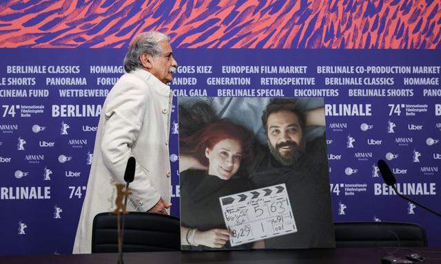 Auf dem Foto sind die iranische Schauspielerin und Drehbuchautorin Maryam Moghaddam und der iranische Regisseur und Drehbuchautor Behtash Sanaeeha zu sehen, während einer Pressekonferenz für ihren Film „Keyke mahboobe man“ (Mein Lieblingskuchen). Den beiden sei ein Ausreiseverbot zu den Berliner Filmfestspielen verhängt worden.
