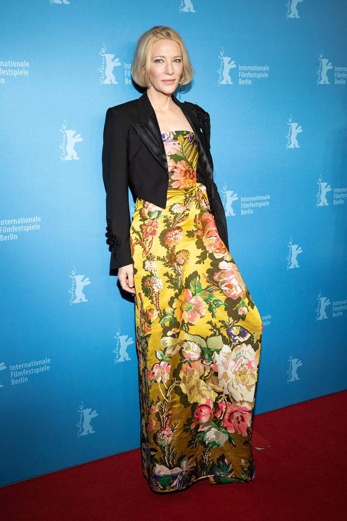 Schauspielerin Cate Blanchett brachte Farbe nach Berlin und erschien in einer eleganten Robe mit floralem Muster.
