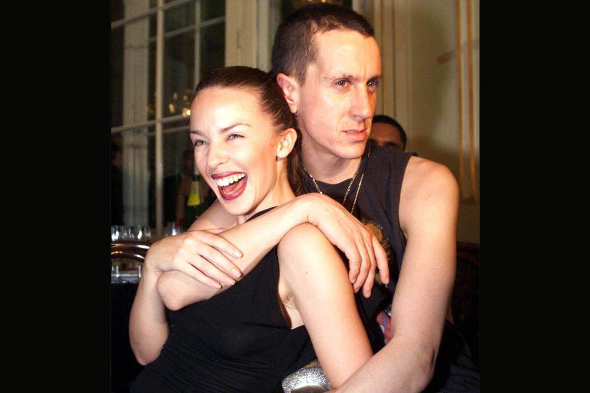 Kylie Minogue und der Designer Jeremy Scott eng umschlungen am Life Ball 1999.