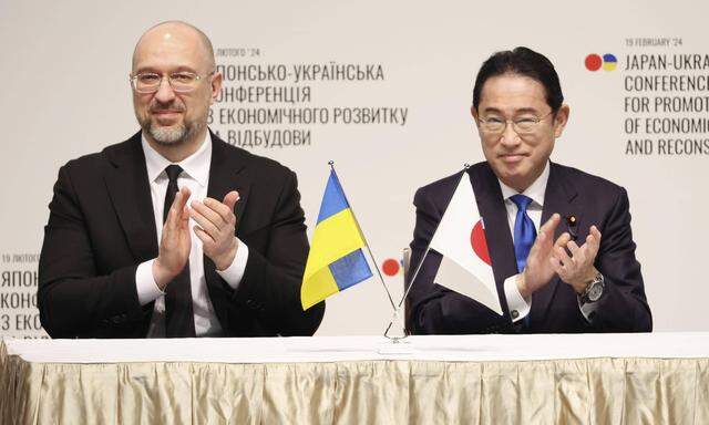 Der ukrainische Ministerpräsident Denys Schmyhal und Japans Regierungschef Fumio Kishida.