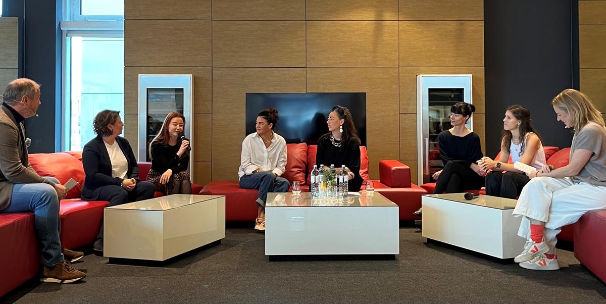 Von links: Moderator Andreas Döllerer, Christl Döllerer, Viktoria Fahringer, Sabrina und Katrin Steindl, Marlene Kelnreiter, Larissa Andres, Karin Stöttinger.