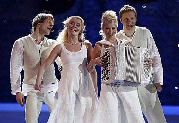 Minderheitenprogramm gabt's mit Kuunkuiskaajat und ihrem Song "Työlki Ellää" - Volksmusik in weiß mit Quetschn. Beim Musikantenstadl-Publikum könnte man so punkten - beim Song Contest nicht - es hat sich "ausgequetscht".