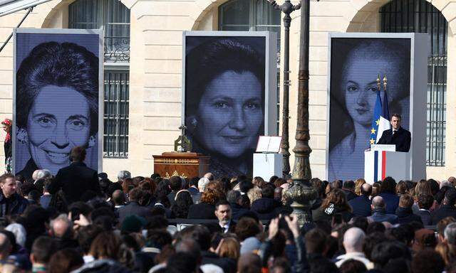 Der französische Präsident Macron bei der Zeremonie in Paris am Internationalen Tag der Frauenrechte.