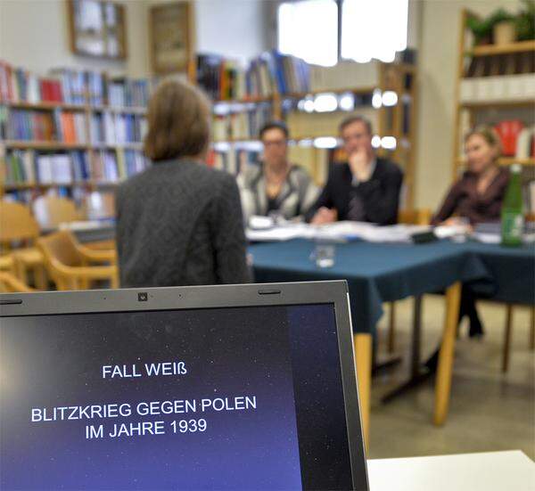 25 Minuten dauern die neuen sogenannten Kompensationsprüfungen, mit denen Schüler sich ein Nicht genügend der schriftlichen Klausur ausbessern können. Mündliche Prüfungen finden am 1. und 2. Juni statt. Auch diese Aufgaben werden zentral vom BIFIE erstellt. 2 Wochen nach der schriftlichen Prüfung darf frühestens die mündliche Prüfung stattfinden. Das ist kürzer als die bisherige Frist mit drei Wochen.