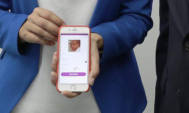 Ein Smartphone mit der neuen "FamilienApp"(in Händen von Familienministerin Karmasin).