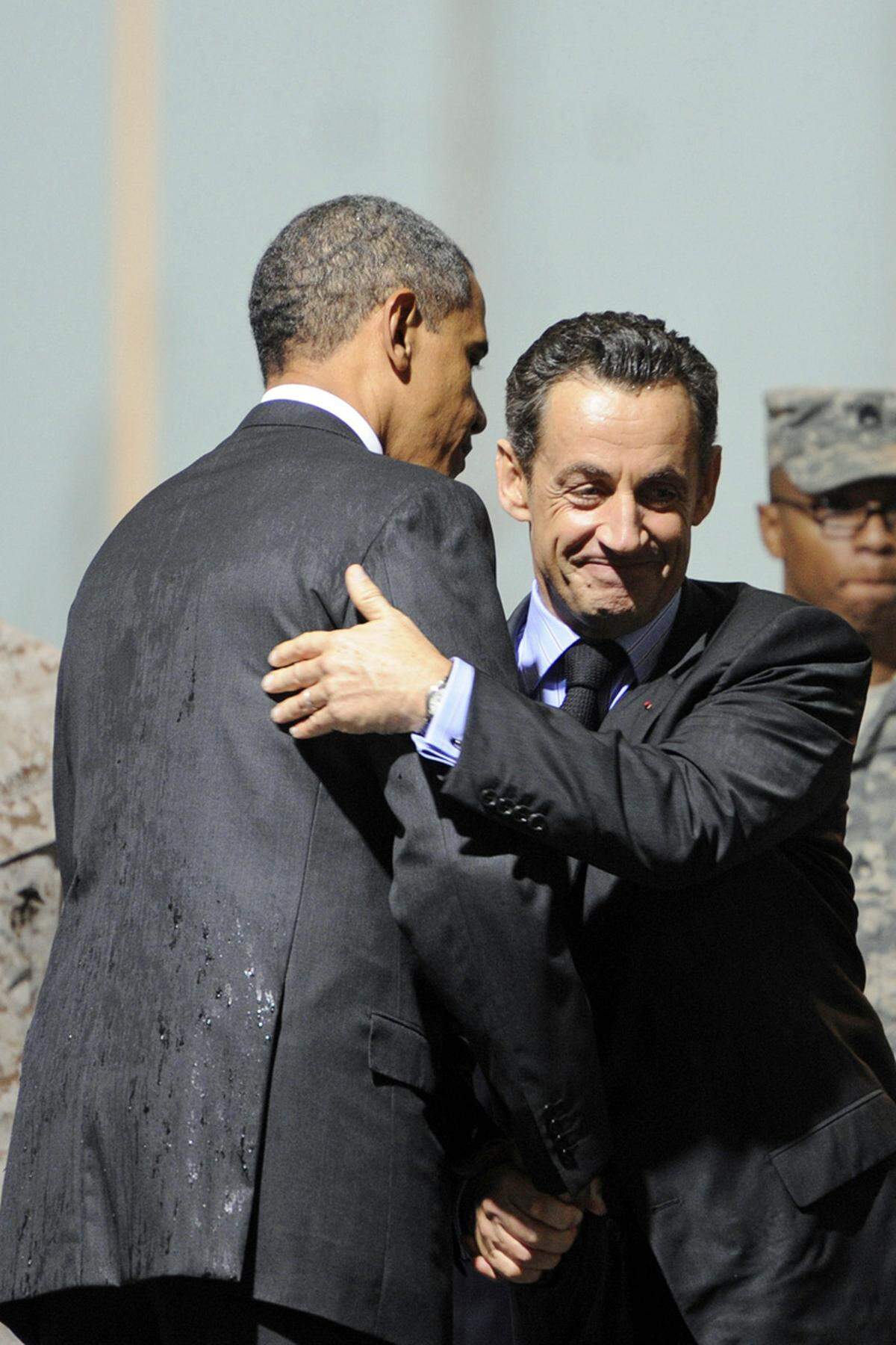 Frankreichs Präsident Nicolas Sarkozy hatte 2011 seine liebe Not mit der Technik. Er lästerte beim G-20-Gipfel in Cannes mit seinem US-Amtskollegen Barack Obama über Israels Regierungschef Netanjahu: "Ich kann ihn nicht mehr sehen, das ist ein Lügner." Darauf Obama: "Du magst ja genug haben von ihm, aber ich hab jeden Tag mit ihm zu tun!" Was sie nicht wussten: Die Mikrofone waren bereits an.