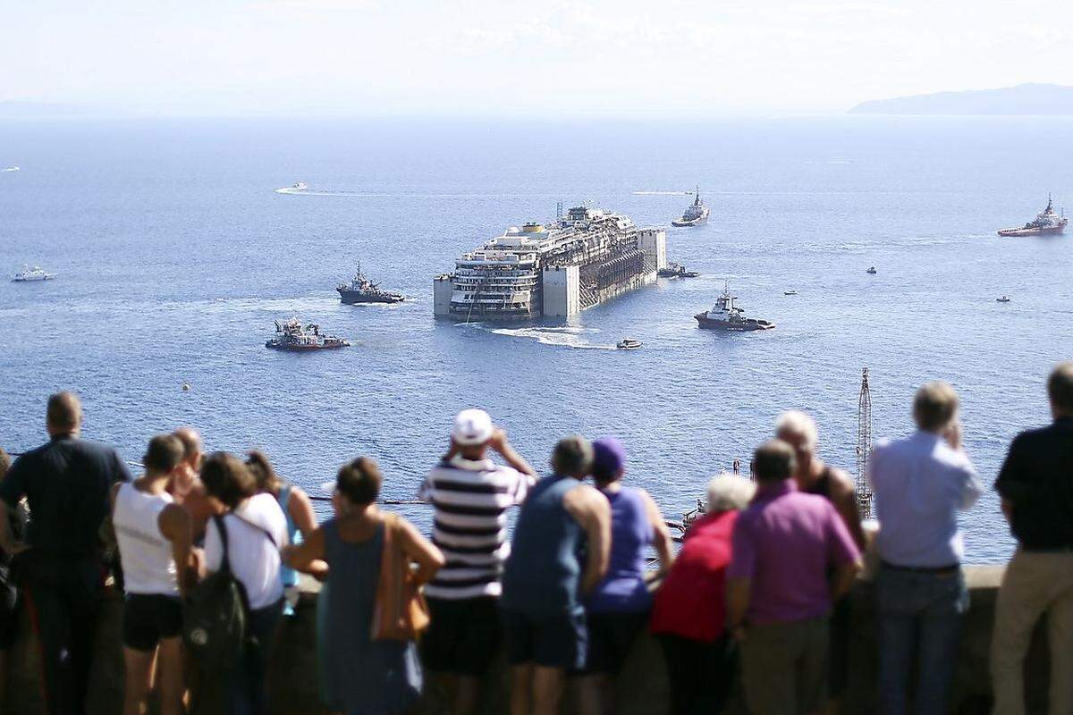 Zahlreiche Schaulustige hatten sich schon am Morgen versammelt, um die Abfahrt der Costa Concordia und ihres Begleitkonvois zu verfolgen.