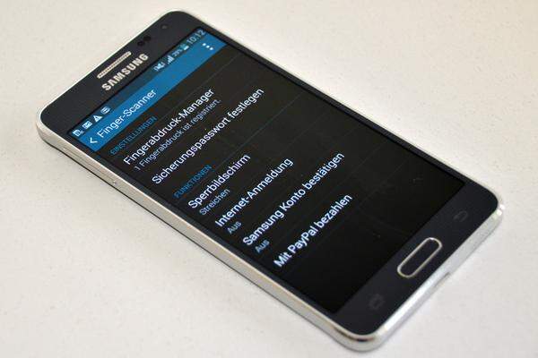 Wie das Galaxy S5 kommt das Alpha dafür mit einem Fingerabdruckscanner zum Entsperren und als Ersatz für Passwörter im Browser. Der Scanner funktioniert leider nicht bei jeder ungeschickten Berührung und hinkt der Technologie von Apple in diesem Punkt etwas hinterher.