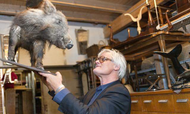 Haarig. Andreas Donhauser von Donmartin Supersets inspiziert die Wildschwein-Population.