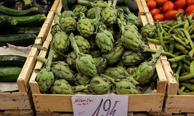 Beim Kauf von Artischoken auf dem Markt in Ronda, Spanien, fällt künftig keine Mehrwertsteuer mehr an.