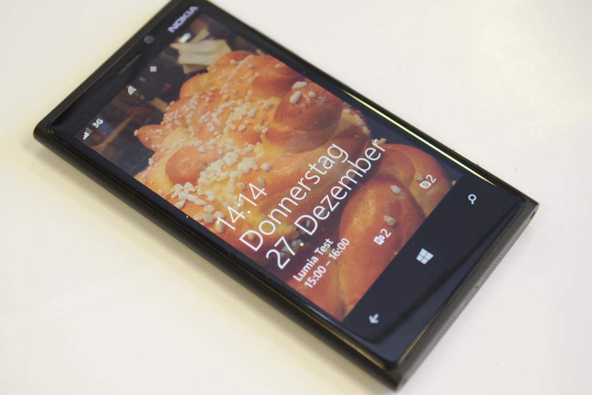 Nokia hat nahezu alles in das Lumia 920 gesteckt, was derzeit an Technik möglich ist. Ein Display, das auch bei Tageslicht gut ablesbar sein und sich mit Handschuhen bedienen lassen soll. Eine Kamera, die die Konkurrenz vor Neid erblassen lassen soll. Und technische Innovationen wie etwa LTE in allen verfügbaren Frequenzbändern und kabelloses Aufladen. Ob die Mischung geglückt ist, hat DiePresse.com über die Weihnachts- und Neujahrsfeiertage ausführlich getestet.Zum ausführlichen Testbericht >>>