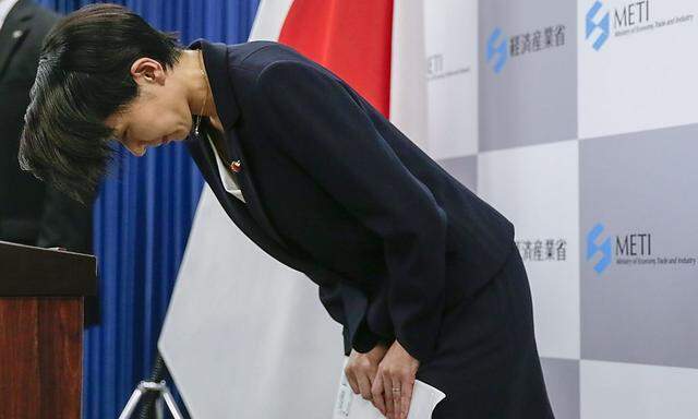 Eine letzte Verbeugung: Japans Handelsministerin Yuko Obuchi trat zurück