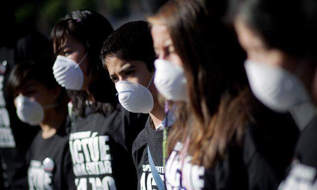 Kinder in Mexico City protestieren gegen die Stickluft und suchen Schutz hinter Atemmasken. Aber die bieten keinen.