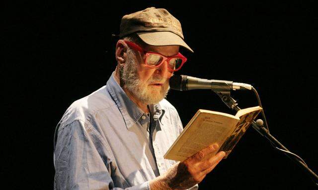 Lawrence Ferlinghetti,  der Beat-Poet, Verleger Allen Ginsbergs Gedichtband „Howl“ und Chef des „City Lights Book-shops“ – 2004 beim poesiefestival berlin.