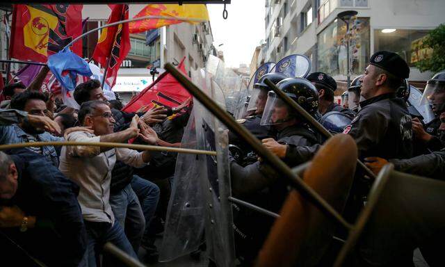 In der Stadt Izmir und im Südosten der Türkei kam es zu Zusammenstößen zwischen Demonstranten und der Polizei.