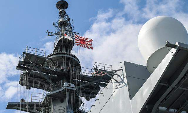 Die japanische Kriegsflagge auf dem Turm des Hubschrauberträgers „Ise“.