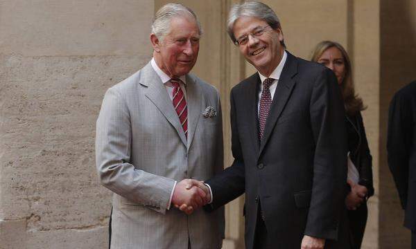 Charles und Camilla reisten zuvor aus Rom zu ihrem zweitägigen Österreich-Besuch an. In der italienischen Hauptstadt standen am Mittwochvormittag noch Treffen mit Präsident Sergio Mattarella und Ministerpräsident Paolo Gentiloni (im Bild) auf dem Programm. Der britische Thronfolger stattete zudem dem Hauptquartier der Welternährungsorganisation (FAO) einen Besuch ab.