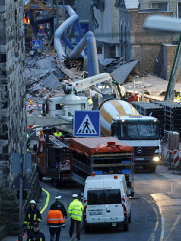 Die Feuerwehr pumpte Hunderte Kubikmeter Beton in die Grube, um die Unglücksstelle zu stabilisieren.