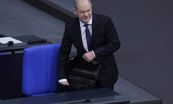 Der deutsche Kanzler Olaf Scholz kam wie immer mit seiner alten Aktentasche in den Bundestag. 