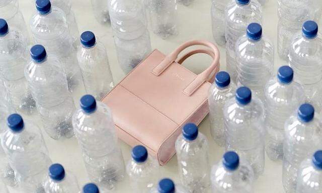 Das Berliner Label Maison Hēroïnes hat eine Tasche aus PET-Flasche produziert. 