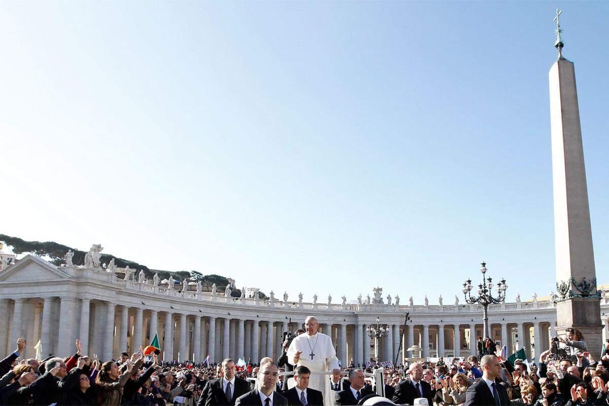 Der 76 Jahre alte Pontifex winkte den Menschen lächelnd zu und segnete sie. Rund 300.000 Menschen waren laut Schätzungen auf dem Petersplatz und in den umliegenden Straßen versammelt.