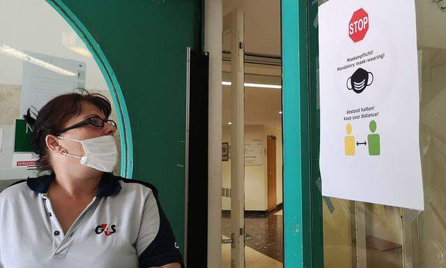 Salzburg reagierte auf die steigenden Coronainfektionen am Donnerstag mit der Wiedereinführung der Maskenpflicht in einem Teil ihrer Amtsgebäude. 