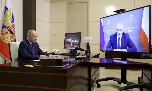 Wladimir Putin bei einer Telekonferenz mit Sergej Aksjonow 