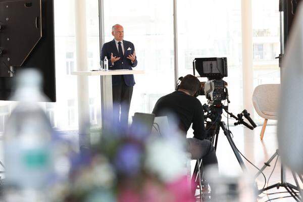 Klaus Schweinsberg von der ESCP Europe Business School eröffnete den Wirtschaftsteil des Europa-Kongresses mit einem Vortrag.