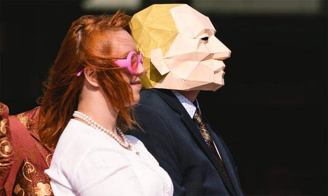 Putin-Gegner in Köln bei einer Performance.