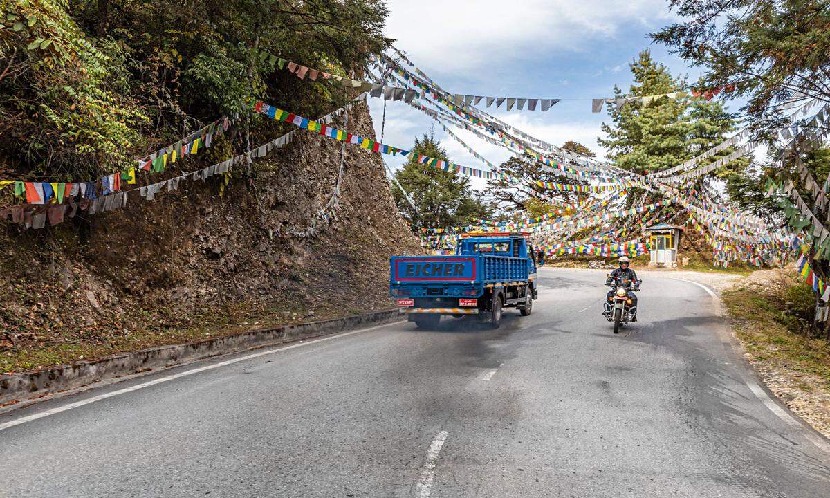 Blau, weiß, rot, grün, gelb: Im Wind flatternde Gebetsfahnen sind in Bhutan allgegenwärtig.