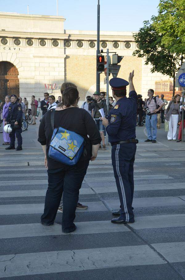 Die Veranstalter des Demonstrationszuges besprechen mit der Polizei den weiteren Verlauf der Route.