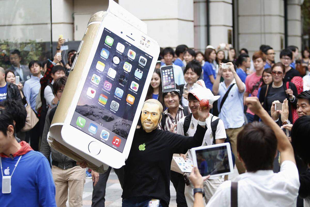 Der Verkaufsstart wird von jedem Wartenden und in jedem Land unterschiedlich gefeiert. In Tokio d&uuml;rfen gro&szlig;e Kost&uuml;mierungen und Steve-Jobs-Masken anscheinend auch nicht fehlen.