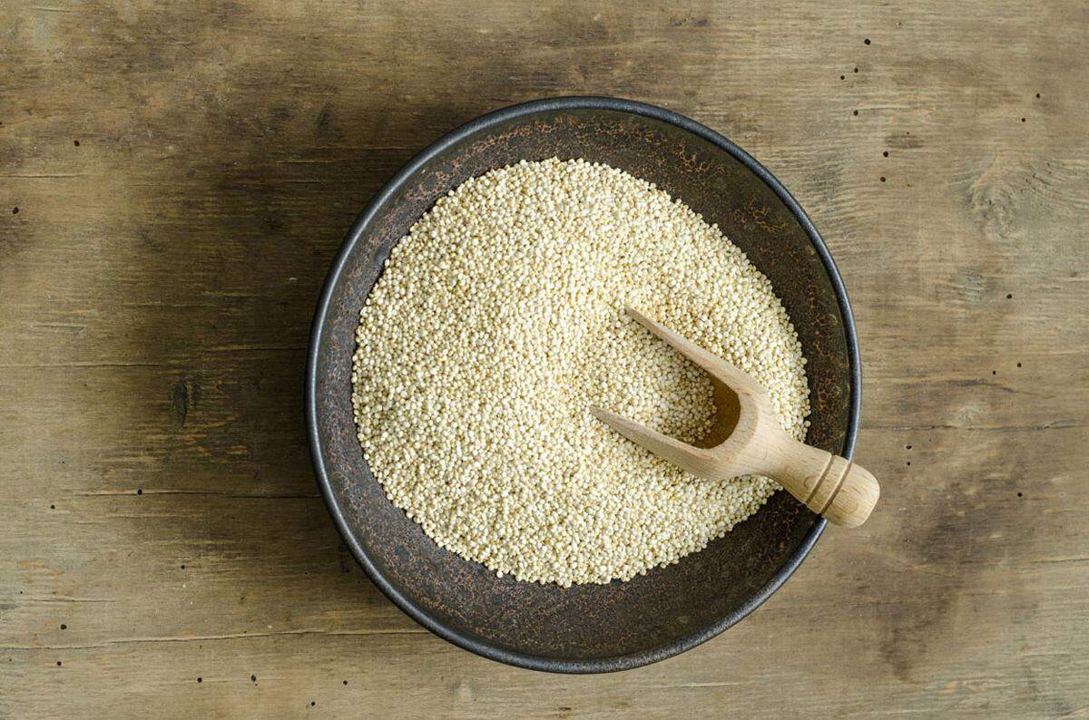 Noch ein "Superfood". Die eiweißreichen Quinoa-Körner sättigen aufgrund ihres hohen Gehalts an Ballaststoffen äußerst lange, bei einem vergleichsweise niedrigen Kaloriengehalt. 