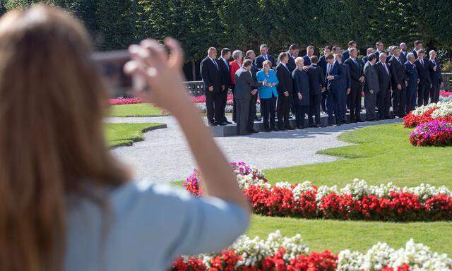 Aufstellung der Staats- und Regierungschefs zum Familienfoto im Salzburger Mirabell-Garten. 