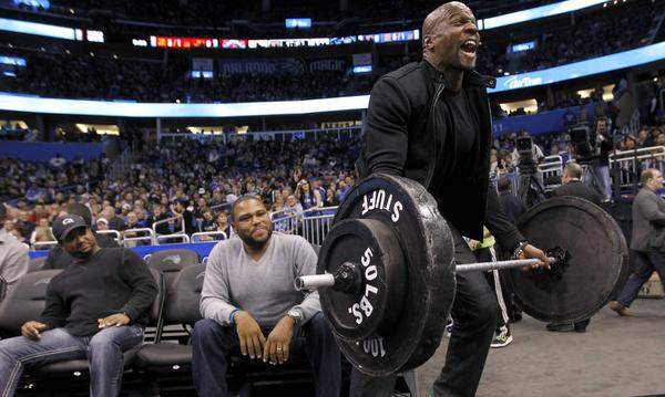 Terry Crews hebt, Anthony Anderson und Alfonso Ribeiro schauen zu, das Trio ist bei den Orlando Magic zu Gast.