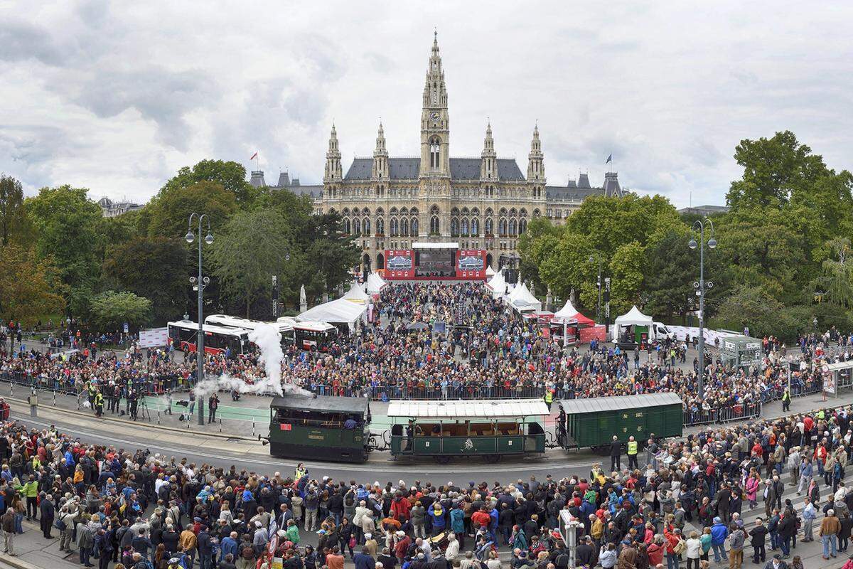 Mit einer Oldtimer-Parade am Ring wurde am Sonntag der 150. Geburtstag der Wiener Straßenbahn gefeiert. Im Bild: Eine historische Dampftramway. 