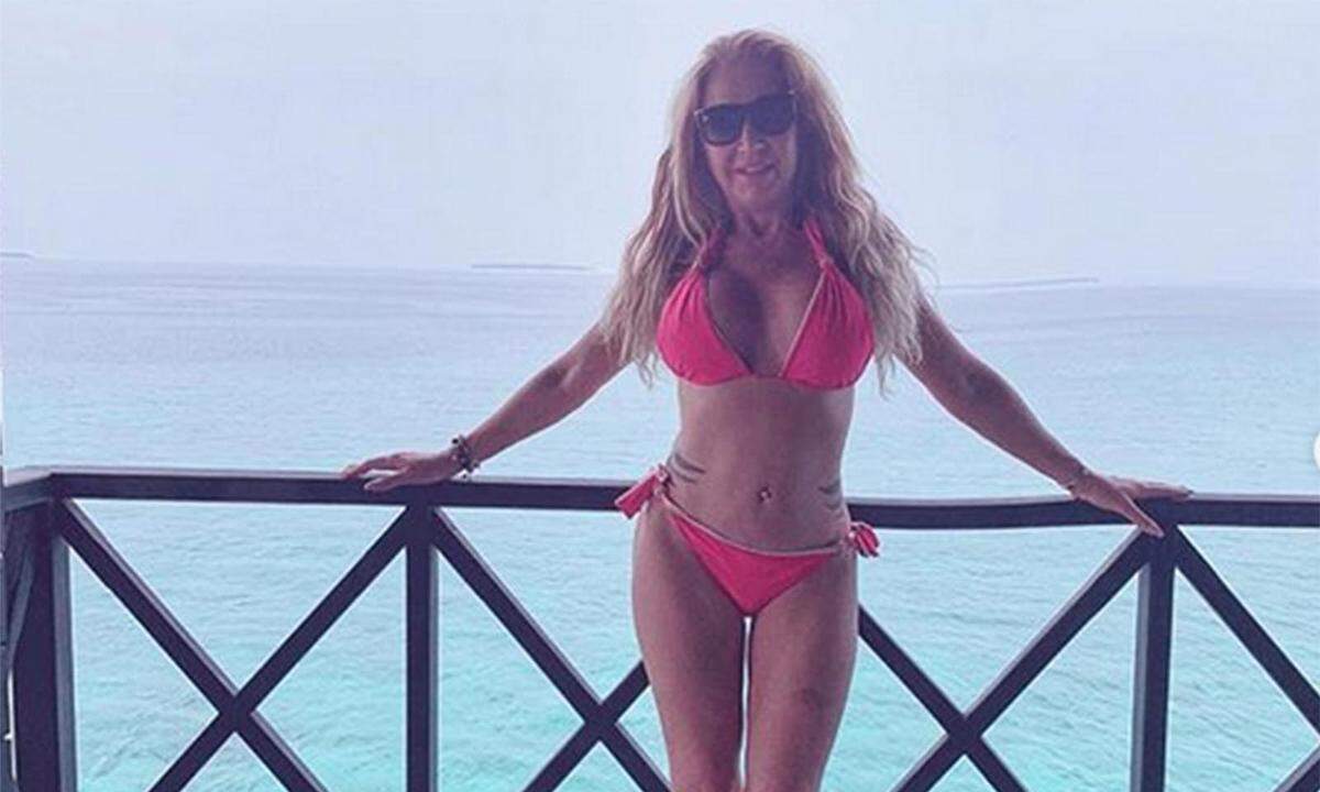 Carmen Geiss, ihres Zeichens Fernsehpersönlichkeit aus Deutschland, liebt es, Selfies auf der Fotoplattform Instagram zu teilen. Von den Malediven schickt sie nun diesen Urlaubsschnappschuss im knappen Bikini. Tolle Figur, würden sich nur nicht der Horizont und das Geländer, an dem sie posiert, so verdächtig biegen…