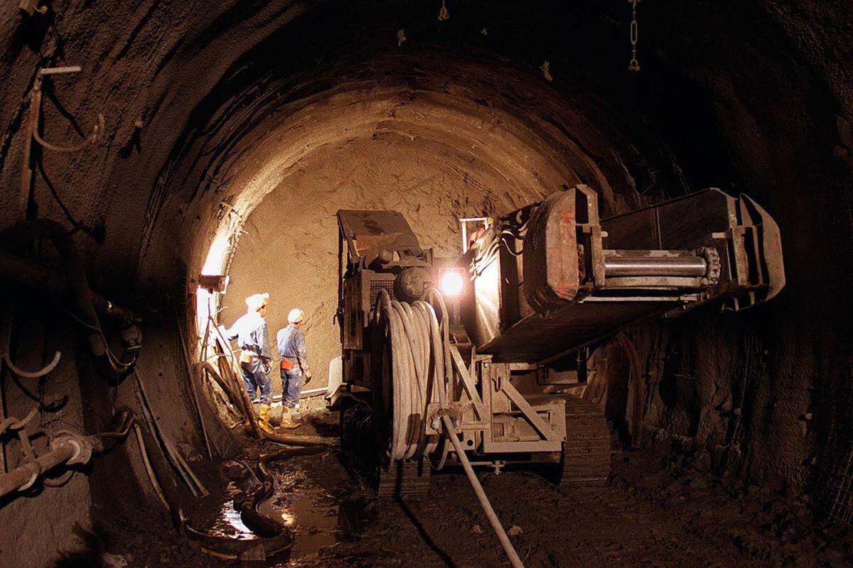 2024 sollen die ersten Züge durch den Semmering-Basistunnel fahren. Dann sind Geschwindigkeiten von bis zu 230 km/h möglich. Der Bau der eigentlichen Tunnelröhren (im Bild der Sondierungsstollen) ist ab 2014 geplant.