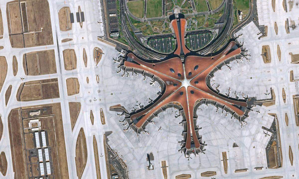 Auf den steigenden Flugverkehr wurde mit dem Bau des neuen Flughafens Peking-Daxing reagiert. Der nach Investitionen von mehr als 50 Milliarden Euro im Jahr 2019 eröffnete Flughafen wurde 2020 bereits von mehr als 16 Millionen Passagierinnen und Passagieren genutzt.