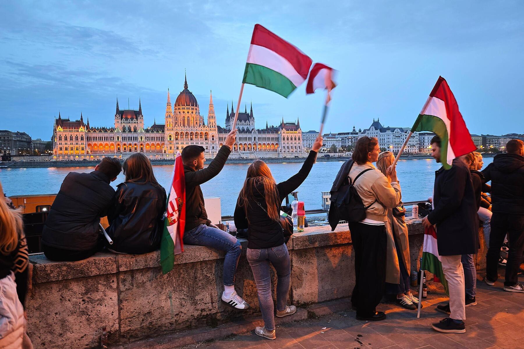Parlamentswahl in Ungarn: Oppositionspartei Tisza führt, Orbán gratuliert Magyar zum Wahlsieg