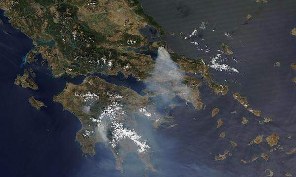 Eine Satelitenaufnahme mit Rauchschwaden auf der Insel nördlich von Athen.