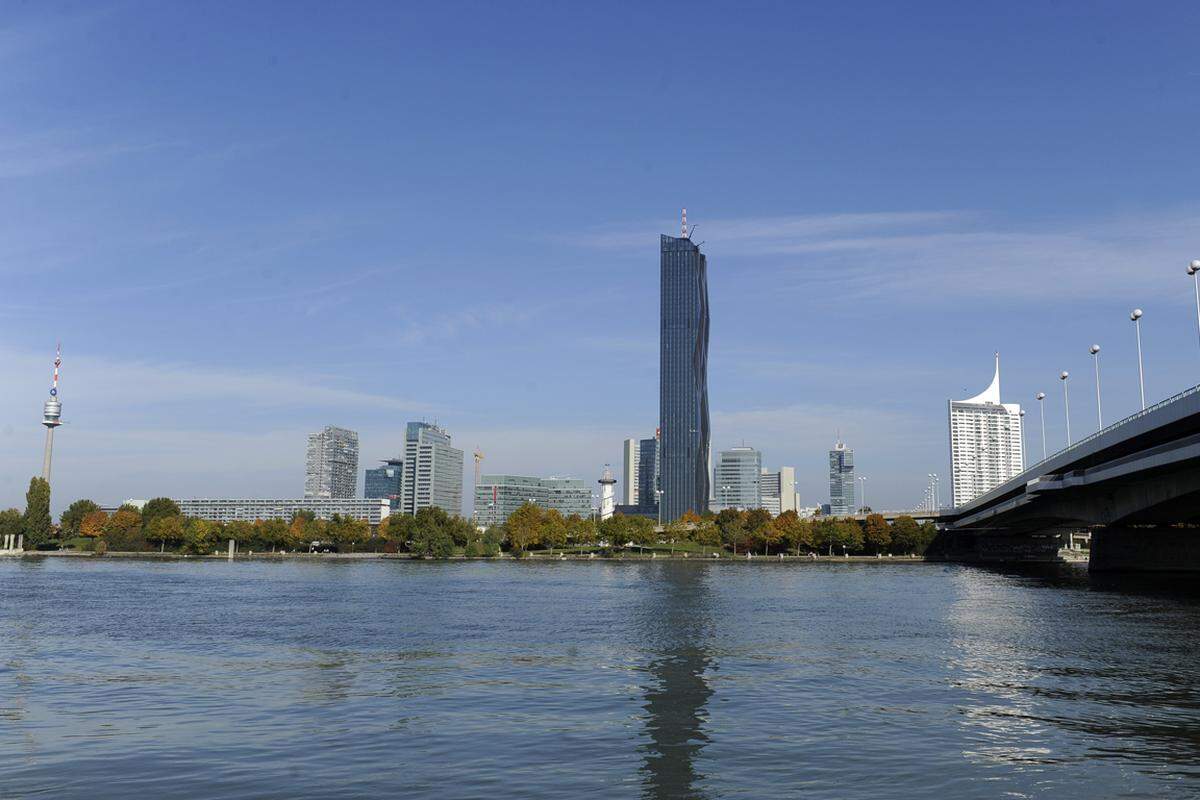 Der Turm, der vom Bauträger WED entwickelt wurde, überragt alle anderen Hochhäuser auf der Donauplatte im 22. Bezirk relativ locker. Dort, wo in den 1990er-Jahren die Weltausstellung hätte gastieren sollen, befindet sich nun die größte Ansammlung von Wolkenkratzern in Wien. Der Blick auf das Ensemble ist angesichts des imposanten Neuzugangs nun noch eindrucksvoller geworden.