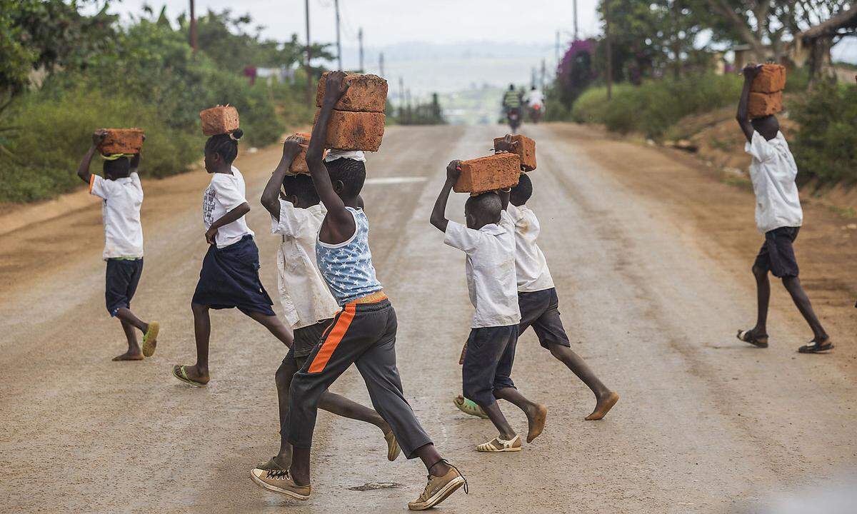 Ziegel für die neue Schule - und die Schulkinder schleppen mit. Auf der Straße zwischen Matadi und Boma, der kürzesten Strecke am Kongo entlang.