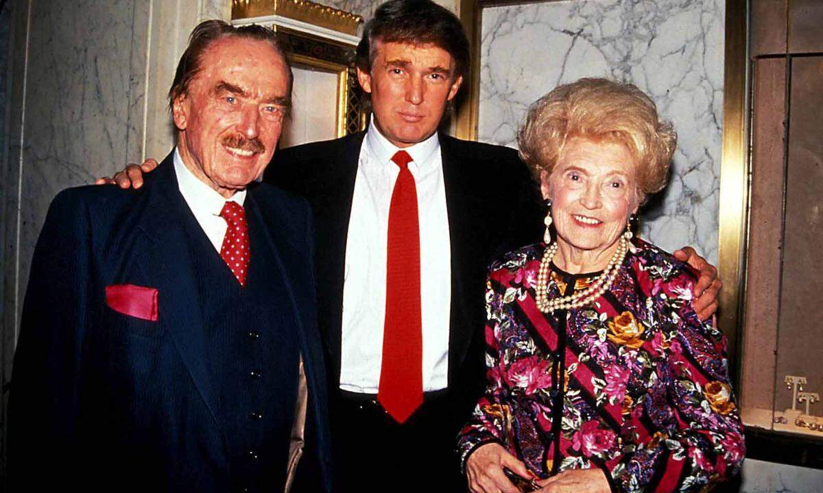 Geboren wurde Trump am 14. Juni 1946 in New York als viertes von fünf Kindern der Eheleute Fred und Mary Anne Trump. Vater Fred, Sohn deutscher Einwanderer, verdiente selbst in der Baubranche Millionen, Sohn Donald stieg nach dem Studium ins Geschäft ein.