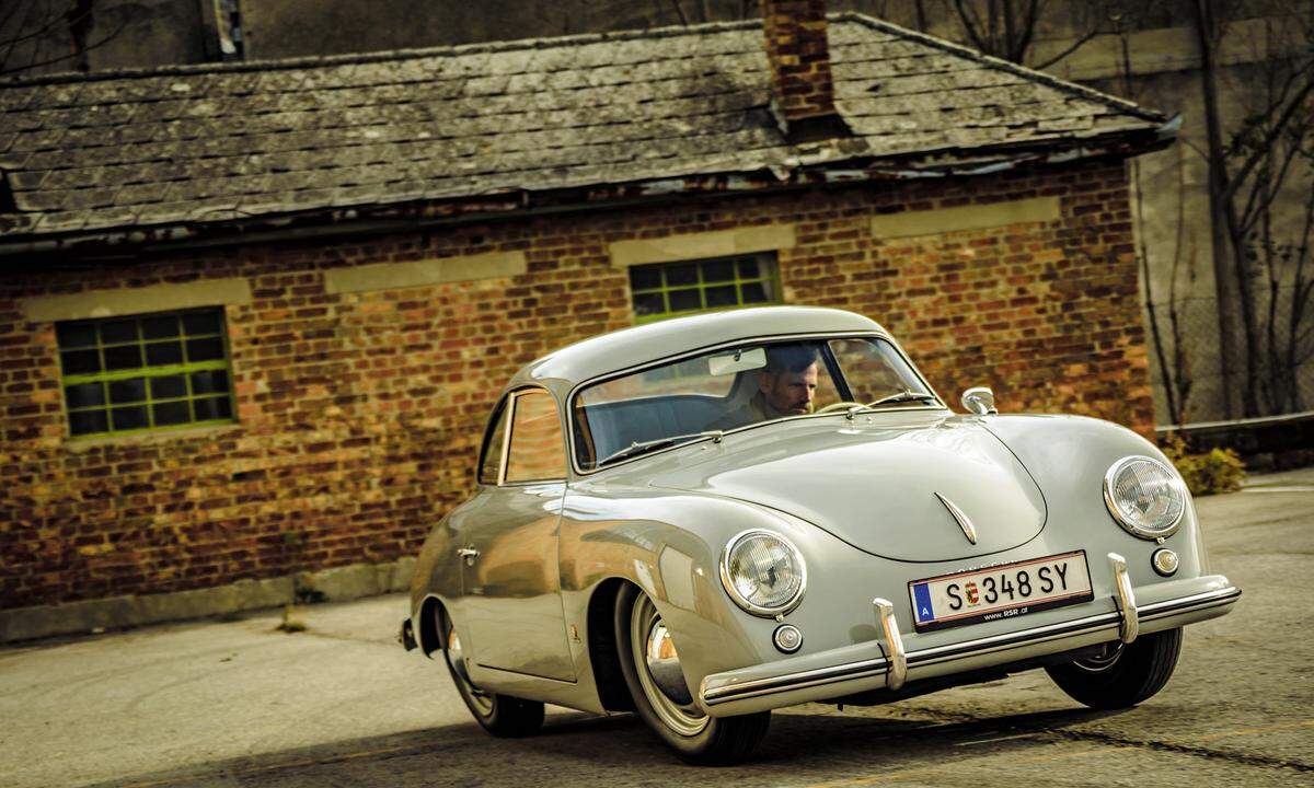 Kenner sehen sofort: kein Porsche-Emblem auf dem Fronthaubengriff. Das kam erst 1954.