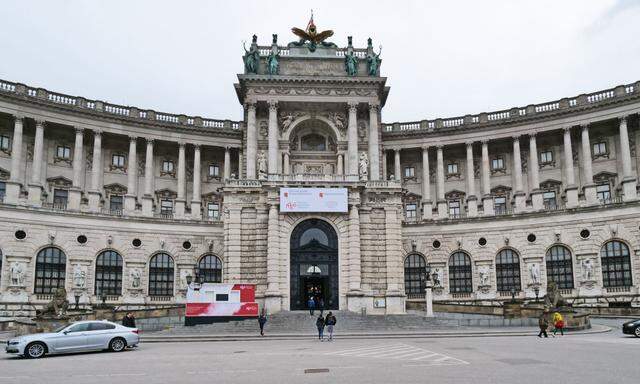 Mehr Not als Lösung: Kassencontainer vor Hofburgportal.