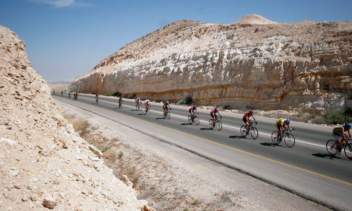 Der berühmte „Giro d’Italia“ in Israel? Wa­rum nicht, Paris–Dakar wird schließlich auch nicht zwingend ebendort ausgetragen. Das aktuelle Rad-Großereignis ist eine echte Premiere, weil erstmals außerhalb von Italien. Am Freitag startet die erste Etappe der 400 Kilometer langen Route mit dem Zeitfahren in Jerusalem. Dann geht es vom grünen Norden an die Südspitze des Landes, sprich, die zweite Etappe führt von Haifa nach Tel Aviv, in Summe 167 Kilometer. Folgt Etappe drei am Sonntag von Be’er Scheva durch spektakuläre Wüstenlandschaften wie den Ramon-Krater nach Eilat. 176 Nationen finden sich im Teilnehmerfeld dieses Mega-Rad­events, das zum einen viele Zaungäste, zum anderen auch etliche Radtouristen anzieht. Zumal Israel längst auf dem Radar von Freizeitradsportlern aufgetaucht ist, die nach dem Giro vielleicht die Etappen nachfahren werden. www.goisrael.com